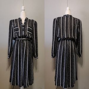 Vtg Lightweight Sheer Minimalist Chic Midi V-neck Dress